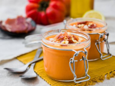 Organik Salmorejo. Bir kâse İspanyol domates krem çorbası. Bir kavanoz içinde belgili tanımlık geçmiş malzemelerle.