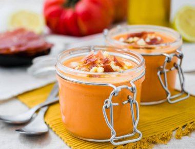 Organik Salmorejo. Bir kâse İspanyol domates krem çorbası. Bir kavanoz içinde belgili tanımlık geçmiş malzemelerle.