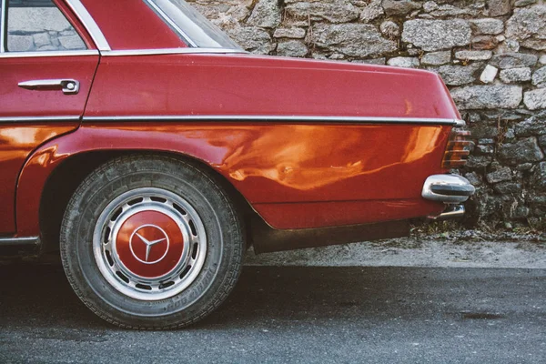 Vintage Kırmızı Araba arka yüzü