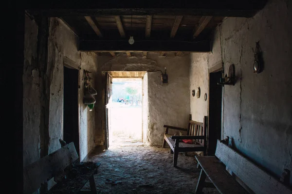 Abandoned interior of an old house. — Stock Photo, Image