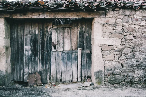 Taş duvardaki eski ahşap kapı.