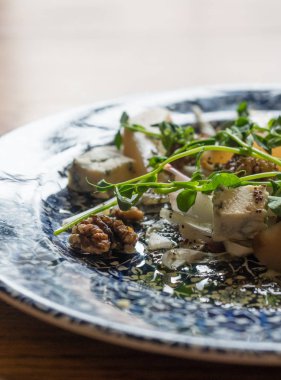 Meyve ve peynir ile taze sağlıklı salata