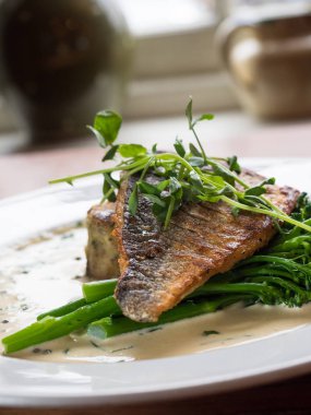 Tavada sebzeli balık. Restoran yemeği.