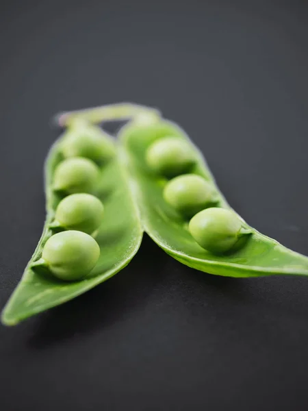 Frische Erbsenschote und grüne Erbsen — Stockfoto