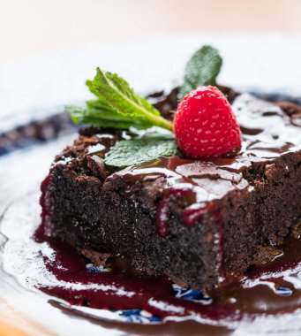 Ahududu ve nane yaprağı ile Çikolatalı kek.