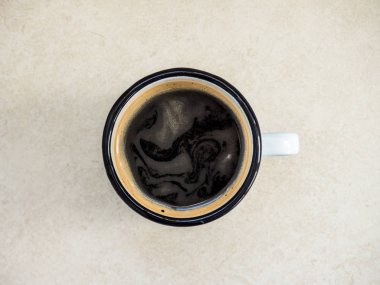Bir fincan siyah filtre kahve. Üstte görüntü
