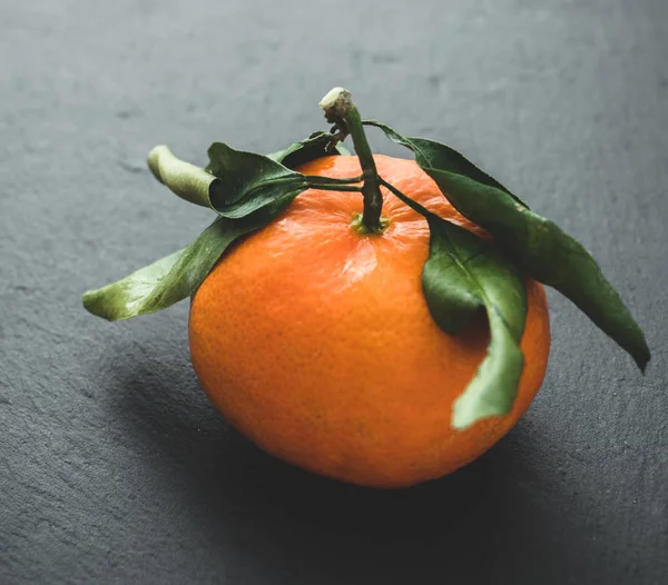 Yapraklı taze mandalina portakalı