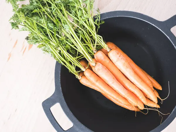 Manojo de zanahorias frescas — Foto de Stock