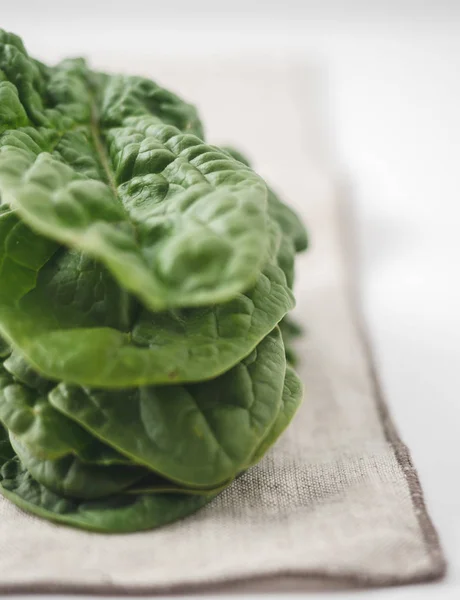 Çiğ ıspanak yaprakları