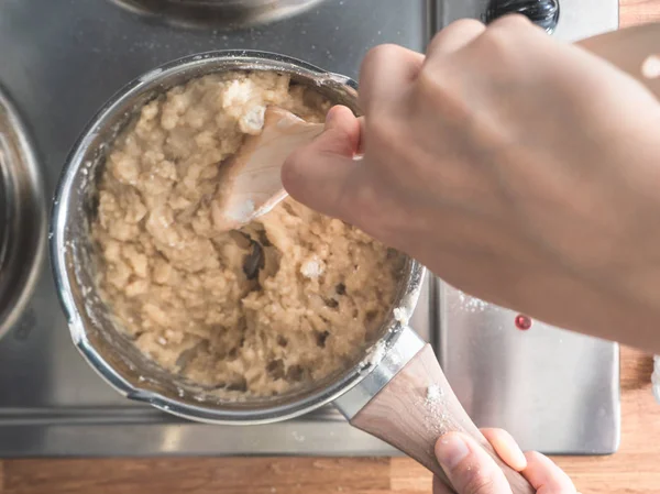 Bir tencerede karıştırma