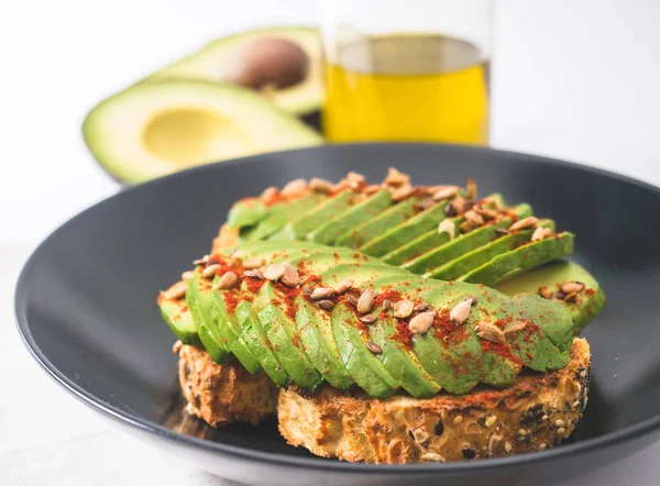 avokado ile ekşi hamur tost