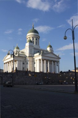 Helsinki kentinde Senato Meydanı 'nda St Nicholas Katedrali, bir yaz akşamı Finlandiya 'nın başkenti.