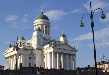 Helsinki kentinde Senato Meydanı 'nda St Nicholas Katedrali, bir yaz akşamı Finlandiya 'nın başkenti.