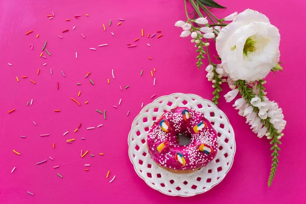 Donut Con Glaseado Rosa Azucarado Brillante Plato Blanco Calado Sobre — Foto de Stock