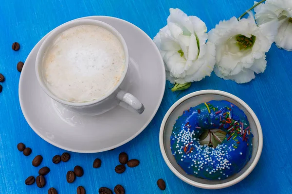Una Tazza Caffè Con Schiuma Latte Una Ciambella Fiori Bianchi — Foto Stock