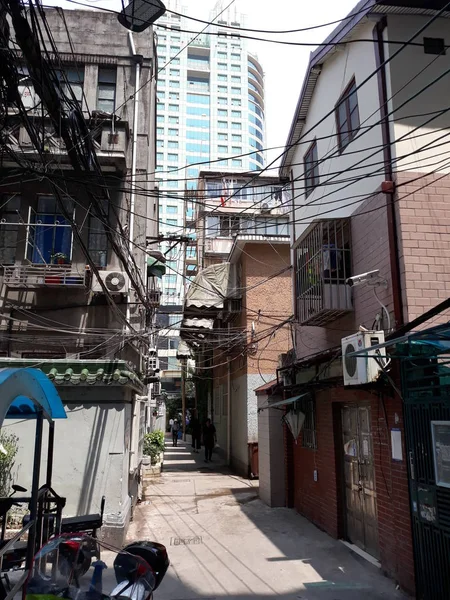 Una Calle Estrecha Shanghai Con Muchos Cables —  Fotos de Stock