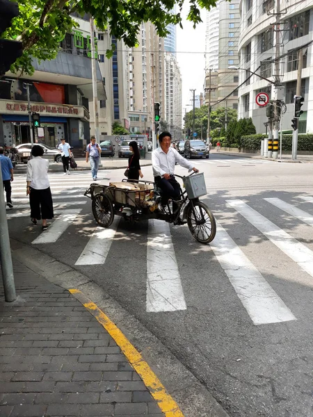 Shanghai Strada Con Triciclo Carico — Foto Stock