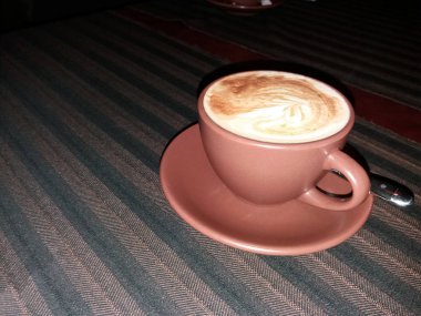 Masada bir kil fincan kapuçino