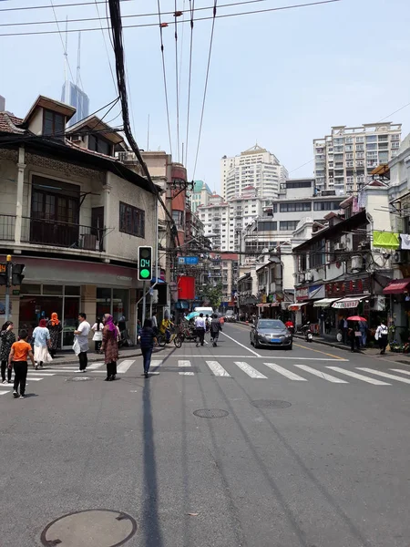 Calle Con Señales Tiendas Comestibles Viejas Casas Chinas Shanghai Mayo —  Fotos de Stock