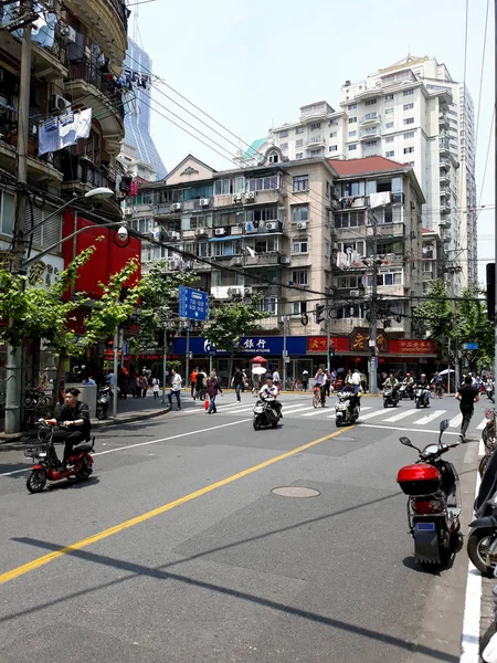 Calle Ocupada Con Ciclomotores Shanghai Mayo 2018 —  Fotos de Stock