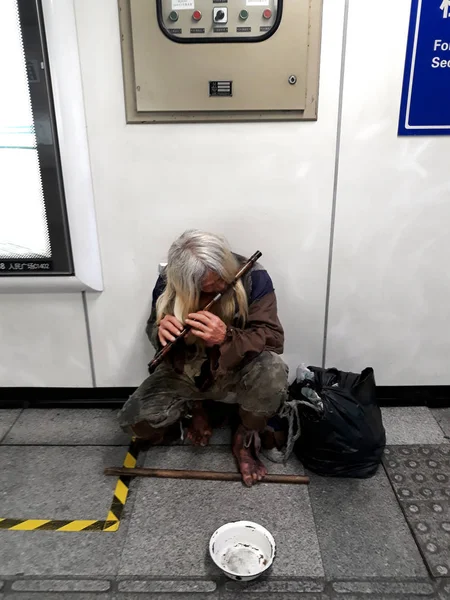Homeless Plays Flute Subway Shanghai — Stock Photo, Image