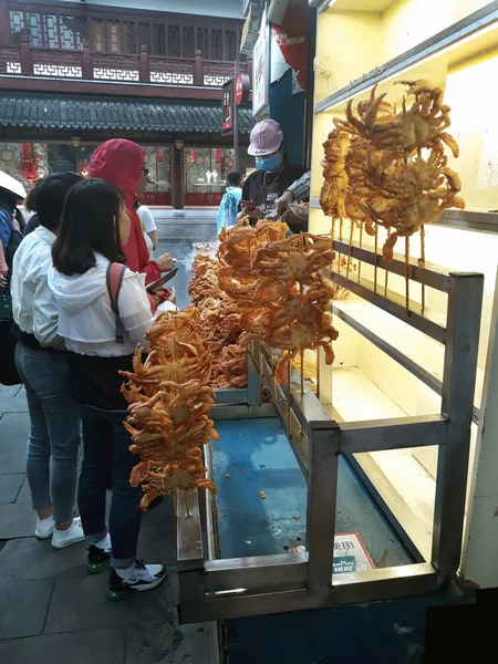Φαγητό Του Δρόμου Κίνα Πώληση Των Καβουριών Σαγκάη Μαΐου 2018 — Φωτογραφία Αρχείου