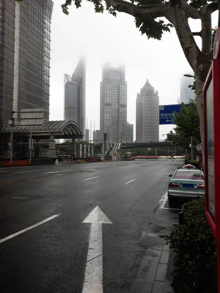 Strada Con Una Freccia Direzione Dei Grattacieli Shanghai Maggio 2018 — Foto Stock
