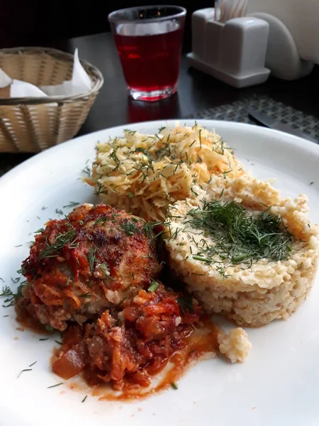 Plato Cena Albóndigas Adobo Tomate Con Cuscús Ensalada —  Fotos de Stock