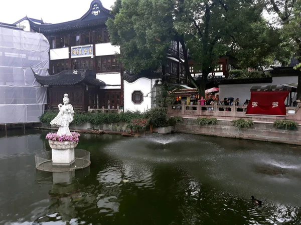 Statue Pond Garden Shanghai May 2018 — Stock Photo, Image