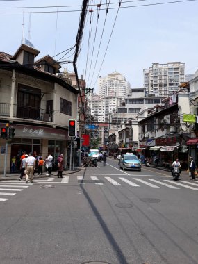 Eski Çince yüksek yeni binalar arka plan üzerinde ev sahipliği yapmaktadır. Shanghai street. Mayıs 2018.