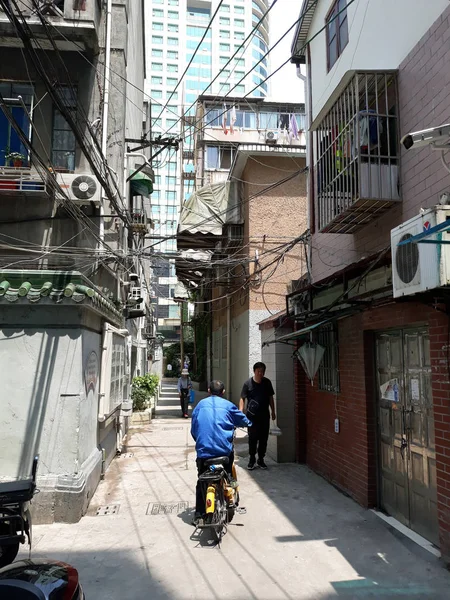 Typiska Kinesiska Street Bostadshus Och Massa Sladdar Shanghai Maj 2018 — Stockfoto