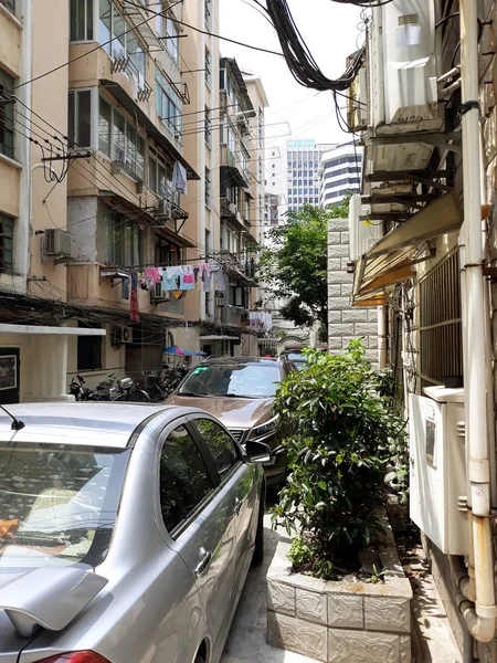 Calles Estrechas Patios Chinos Llenas Transporte Shanghai Mayo 2018 —  Fotos de Stock