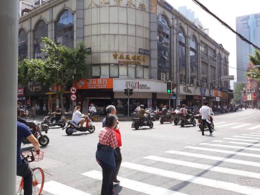 Şanghay sokaklarda trafik. Mayıs 2018.