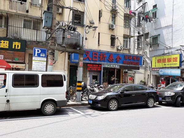 Gatan Kina Med Butiker Och Kläder Fönstren Shanghai Maj 2018 — Stockfoto