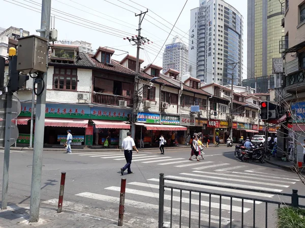 中国建筑 位于一楼的老住宅楼设有商店 2018年5月 — 图库照片