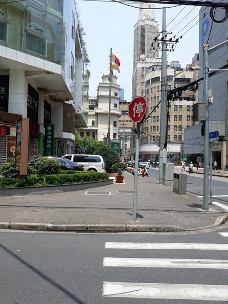 Çin Modern Binalar Shanghai Caddesi Yol Işaretiyle Mayıs 2018 — Stok fotoğraf