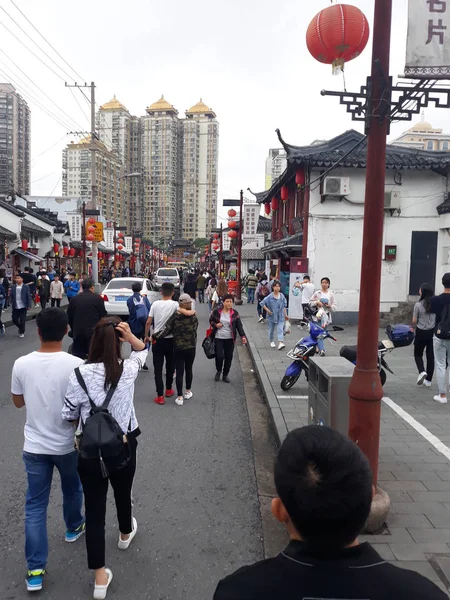 Numerosos Turistas Casco Antiguo Shanghai Mayo 2018 —  Fotos de Stock