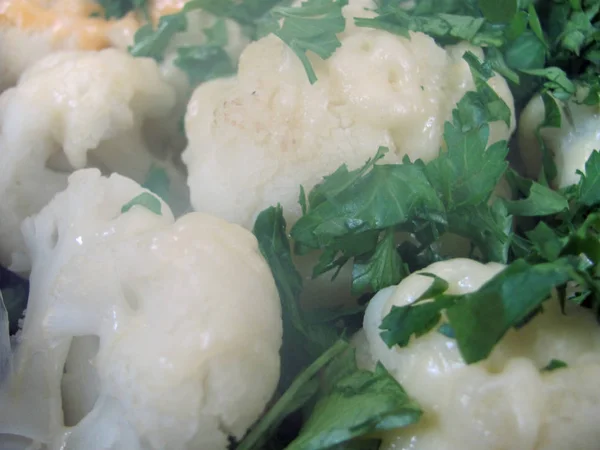 Blumenkohl Gekocht Frisch Gebacken Dampft Und Mit Grünzeug Bestäubt — Stockfoto