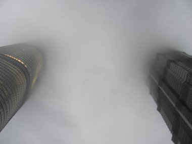 Shanghai Kulesi ve Jin Mao kulesi sisin içinde kayboluyor. Shanghai, Mayıs 2018.