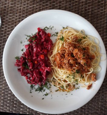 Pancar salatası ve spagetti ile öğle yemeği.