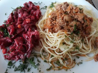 Spagetti ve salata. Avrupa akşam yemeği.