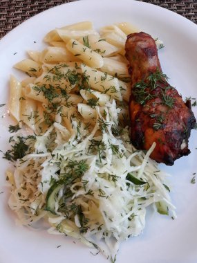Öğle Yemeği ayarla. Makarna garnitür. Izgara tavuk ve lahana salatası. Avrupa mutfağı.