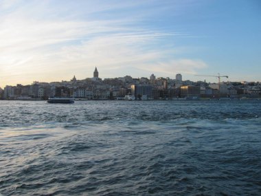 Istanbul Marmara Denizi üzerinde. Galata Kulesi ile ufuk.