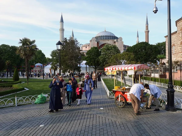 Praça Sultão Ahmet Frente Santa Sofia Com Pessoas Que Visitam — Fotografia de Stock