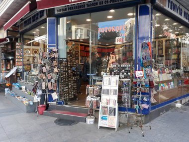 Türkiye'de ticaret. Hediyelik eşya dükkanı. Istanbul, Mayıs 2018.