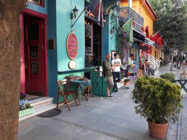 Istanbul'un tarihi Sultanahmet semtinde parlak binalar. Türkiye, Mayıs 2018.