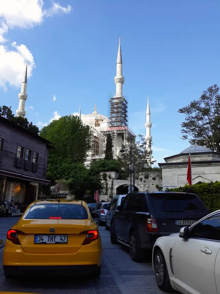 Restauração Mesquita Fluxo Carros Nas Ruas Istambul Turquia Maio 2018 — Fotografia de Stock