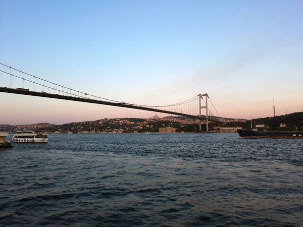 Boğazı Nın Boğaz Akşam Temmuz Şehit Istanbul Avrupa Asya Bölümlerini — Stok fotoğraf