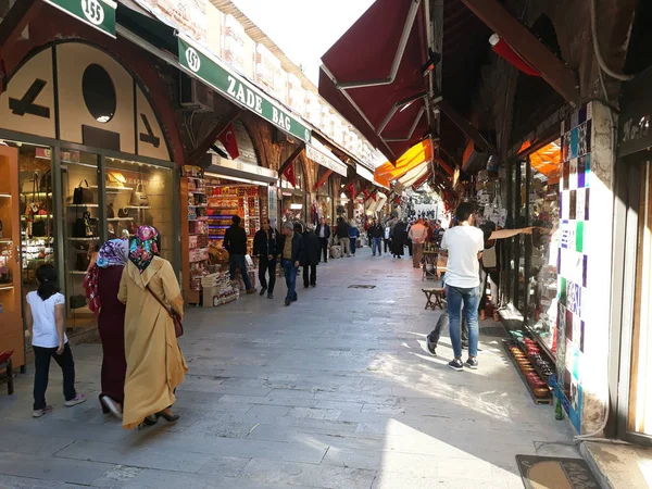 Modern Oriental Bazaar Shoppers Shop Windows Istanbul May 2018 — Stock Photo, Image