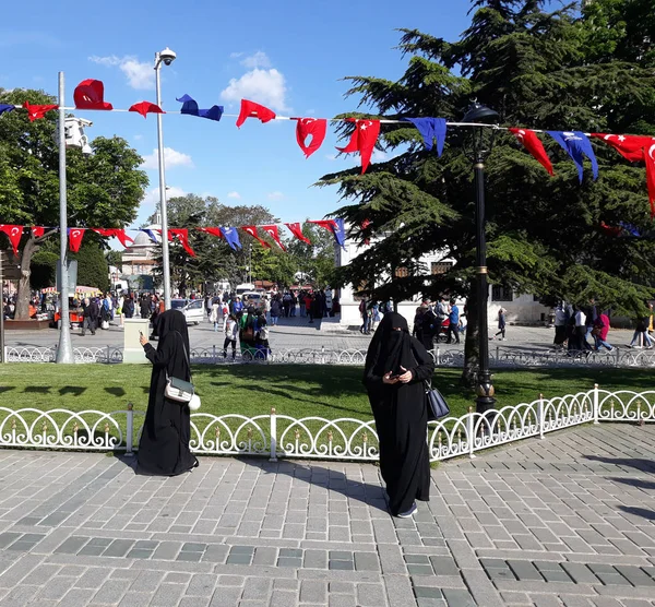 Sultanahmet Meydanı Yürüyüş Burqa Kızlarda Istanbul Mayıs 2018 — Stok fotoğraf
